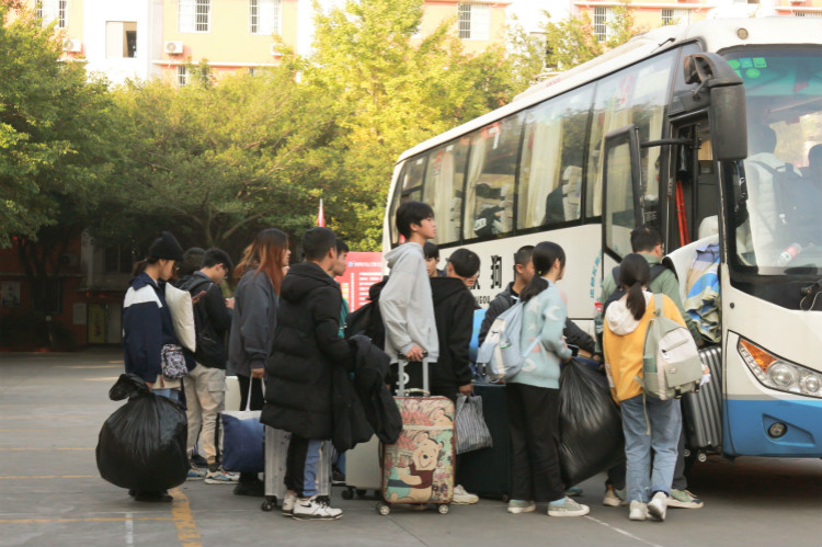 新华定向班学生赴京东实习：实地体验电商魅力