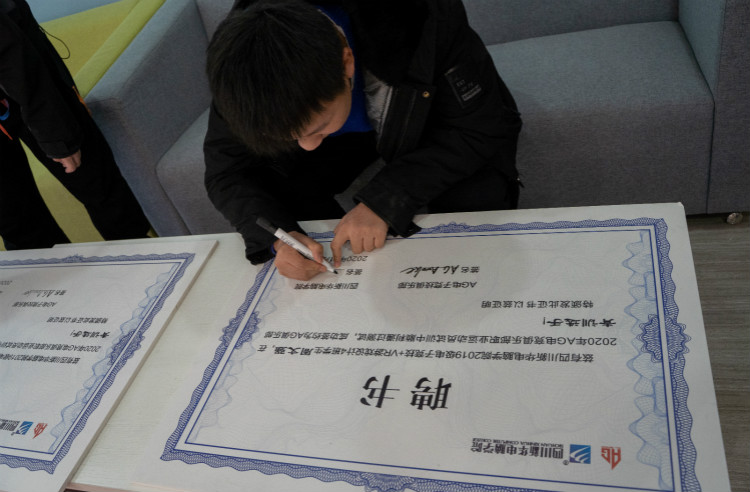 厉害！新华16岁电竞少年，签约国内顶级俱乐部！