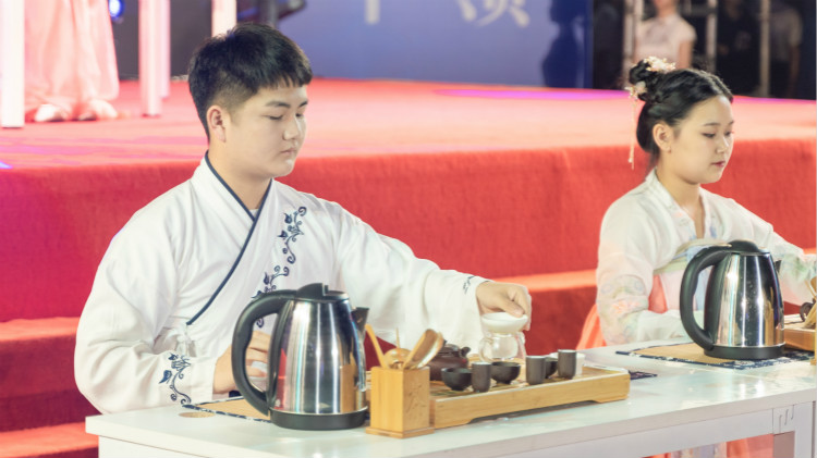 职校生就业好 技能型人才走俏