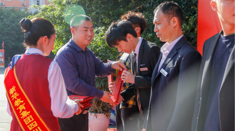 社团百花争艳 在新华“百团大战”中走过的青春