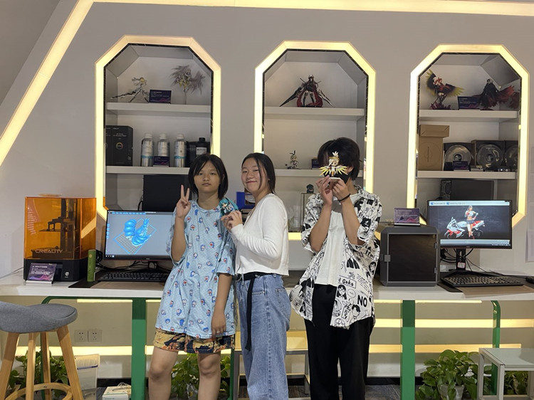 三姐妹一同报名，圆梦新华