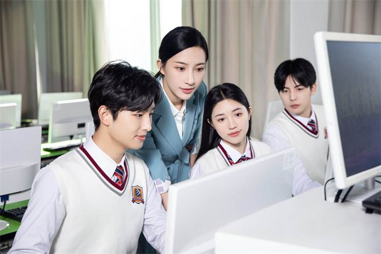 初中生成绩不好，学什么专业好？选什么学校就业有前途？