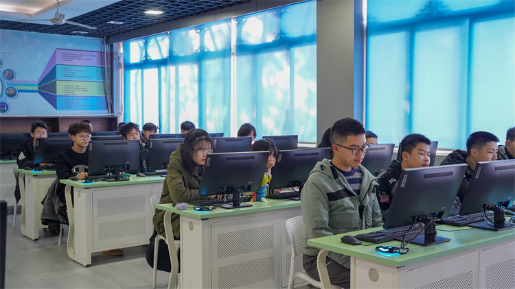 新学期 新气象2022新华第一次升旗仪式隆重举行！