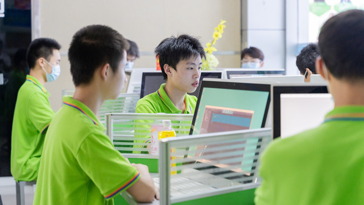 加强技能型人才队伍建设，培养大国工匠