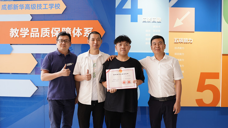 图为何玉金同学与新华教师们的合影