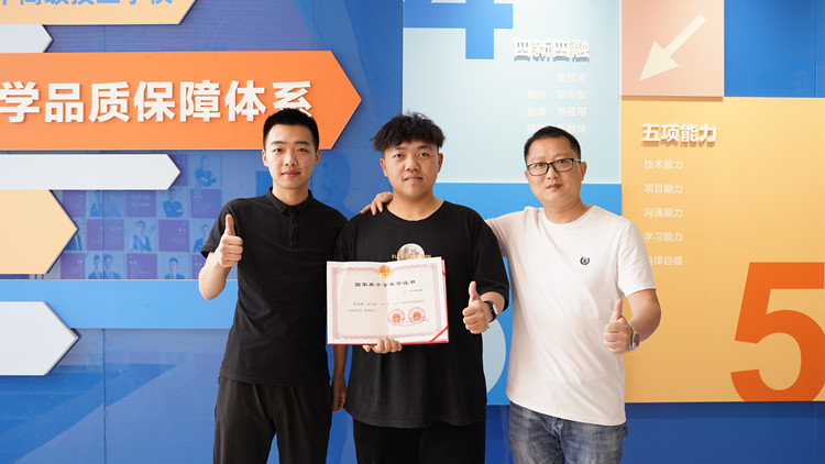 图为何玉金同学及专业教师合影