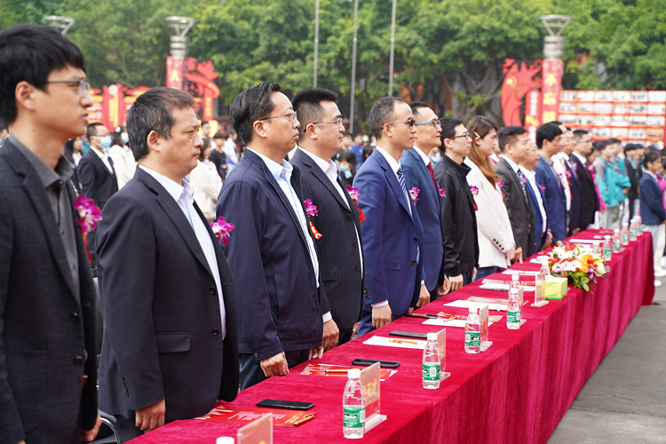 图为出席领导