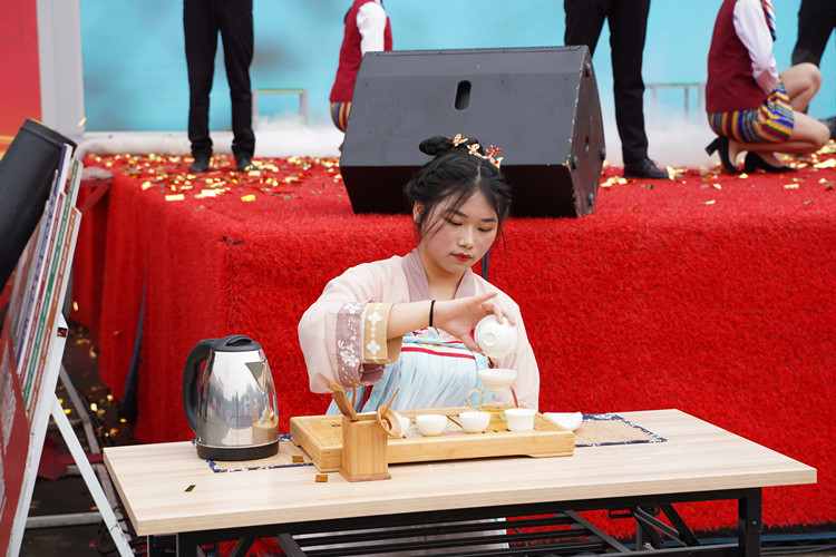 图为汉服茶艺表演