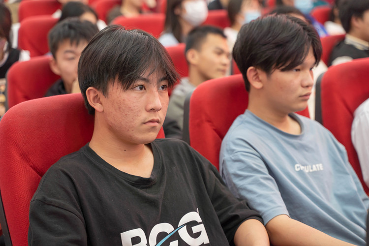 同学们在认真听京东宣讲会