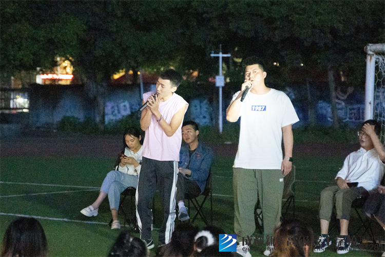 成都新华高级技工学校草坪音乐节