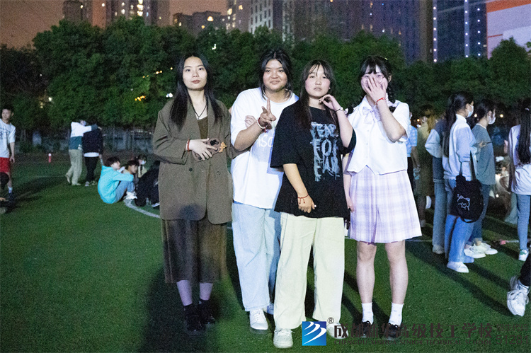 成都新华高级技工学校草坪音乐节
