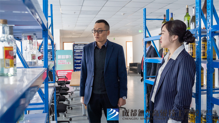 校领导与苹果驿站签订校企合作