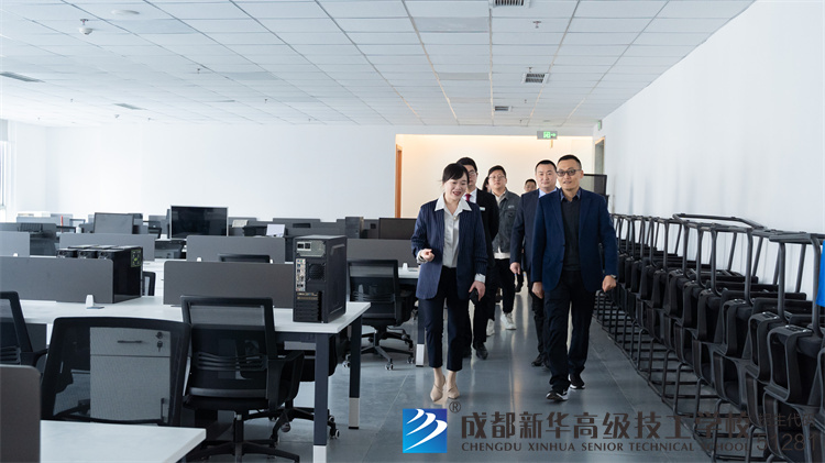 校领导与苹果驿站签订校企合作