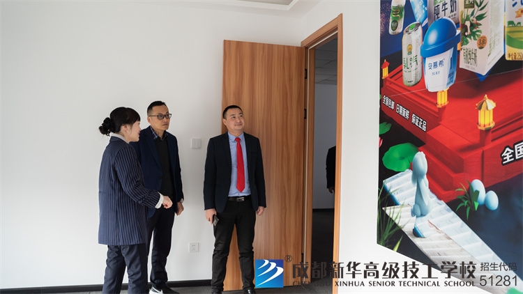 校领导与苹果驿站签订校企合作