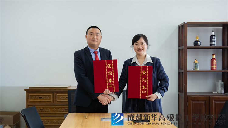校领导与苹果驿站签订校企合作