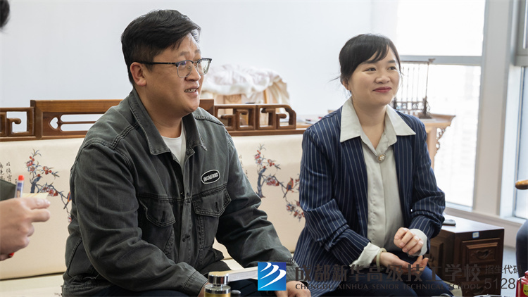 校领导与苹果驿站签订校企合作