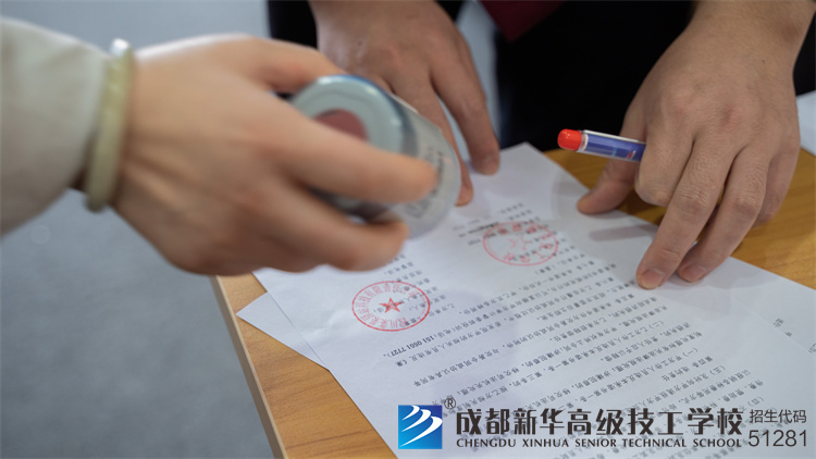 校领导与苹果驿站签订校企合作