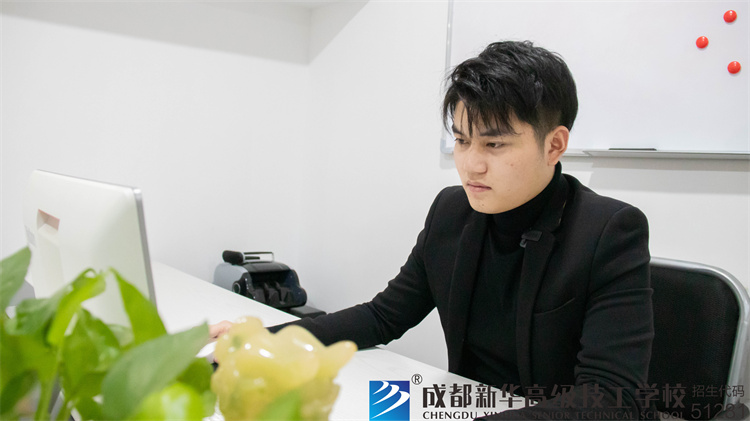 就业老师回访乐家地产就职的同学