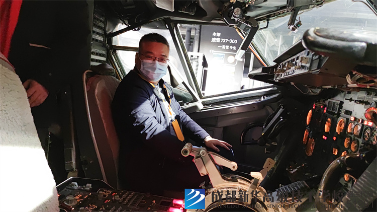成都新华回访立巢航空就职学生