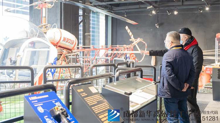 成都新华回访立巢航空就职学生