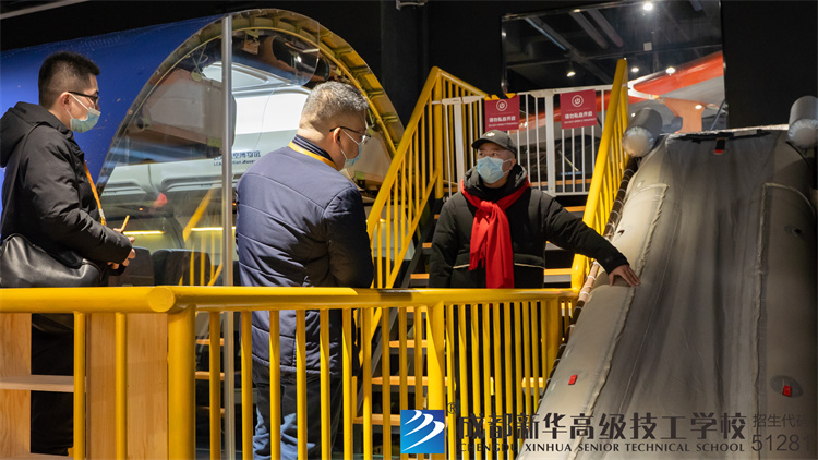 成都新华回访立巢航空就职学生