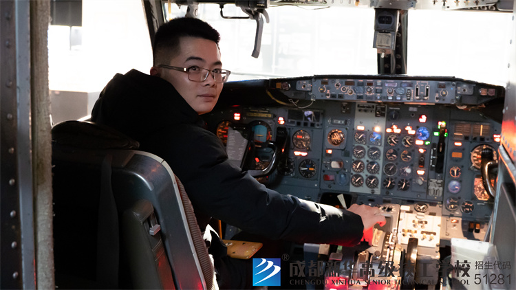 成都新华回访立巢航空就职学生