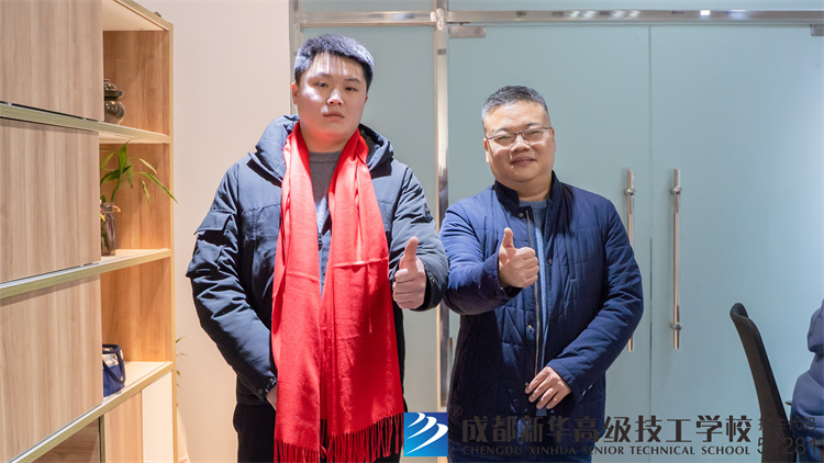 成都新华回访立巢航空就职学生