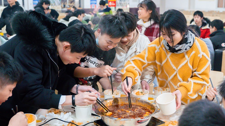 学校组织在食堂吃火锅
