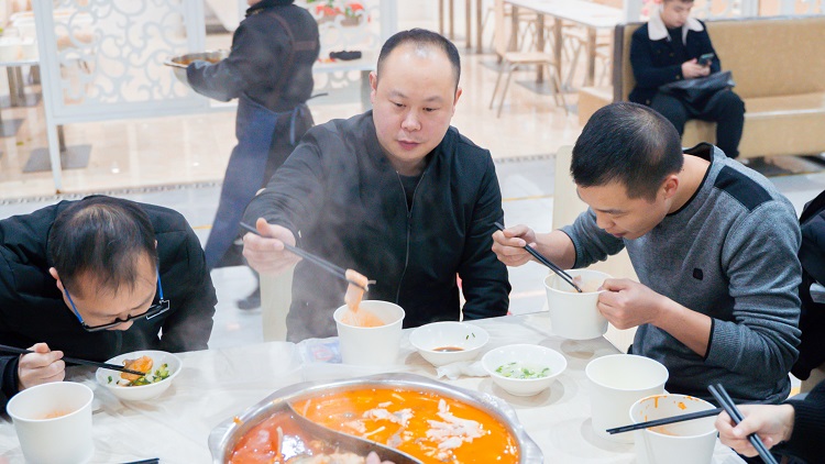 学校组织在食堂吃火锅
