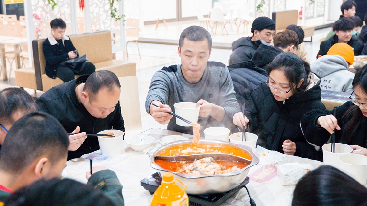 学校组织在食堂吃火锅