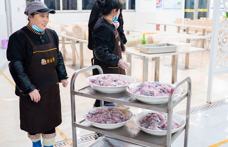 学校组织在食堂吃火锅