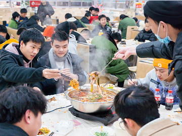 <b>【2021.12】学校组织同学们在食堂吃鱼火锅</b>