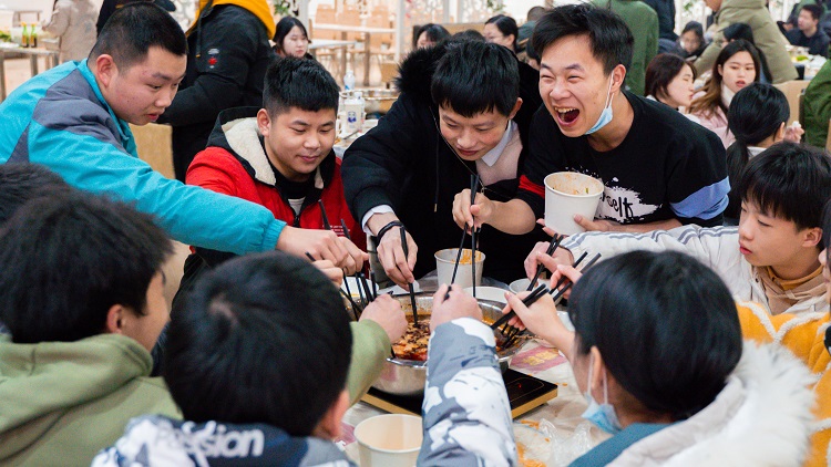 学校组织在食堂吃火锅