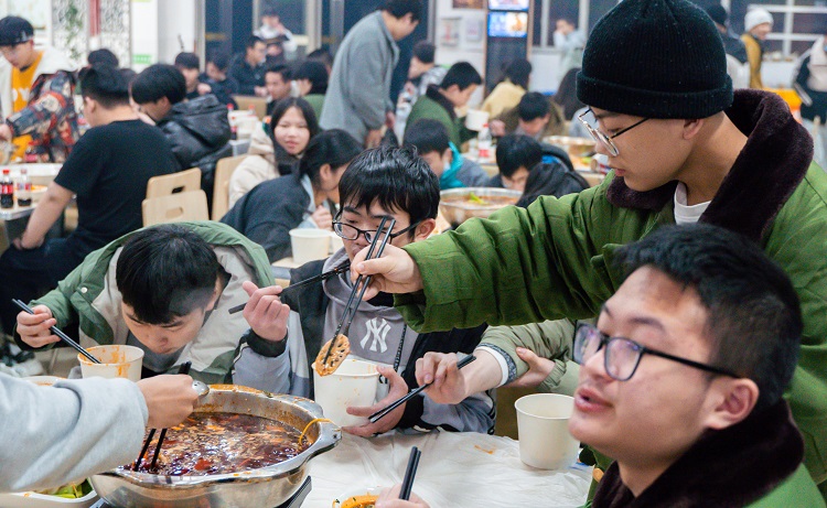 学校组织在食堂吃火锅