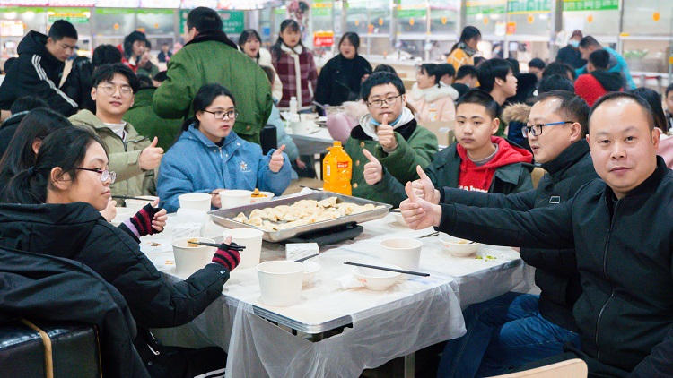 学校组织在食堂吃火锅