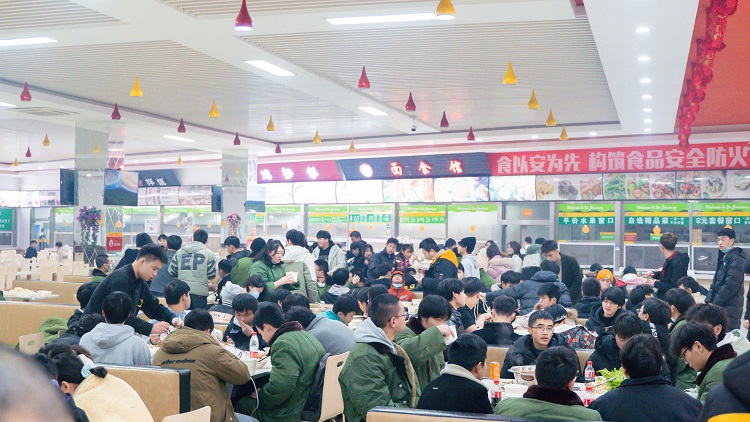 学校组织在食堂吃火锅