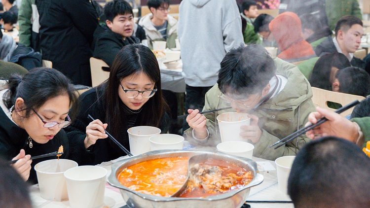 学校组织在食堂吃火锅