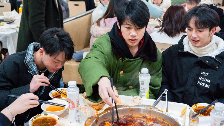 学校组织在食堂吃火锅