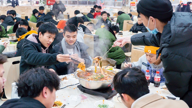 学校组织在食堂吃火锅