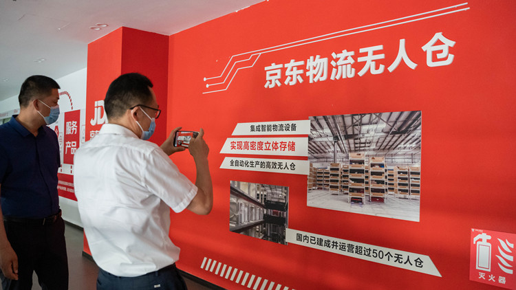 校长携领导团队进行就业回访