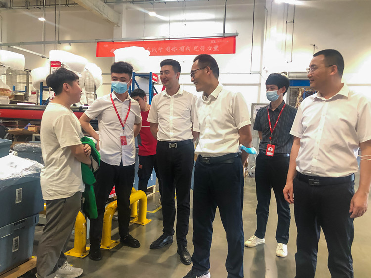 校长携领导团队进行就业回访