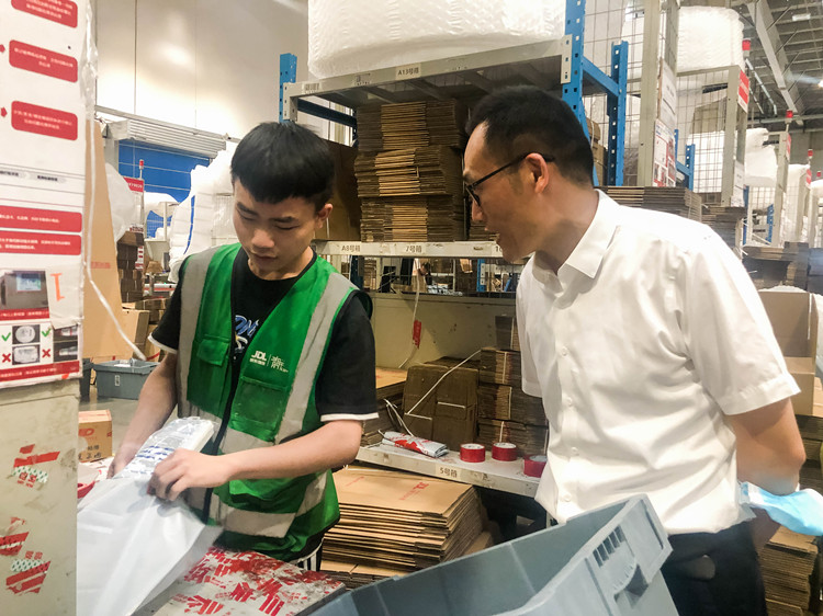 校长携领导团队进行就业回访