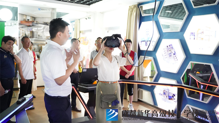 人社局领导参观学校