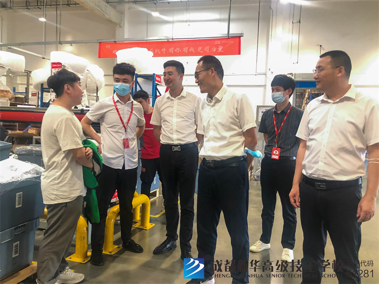 学校领导对京东就业学子回访