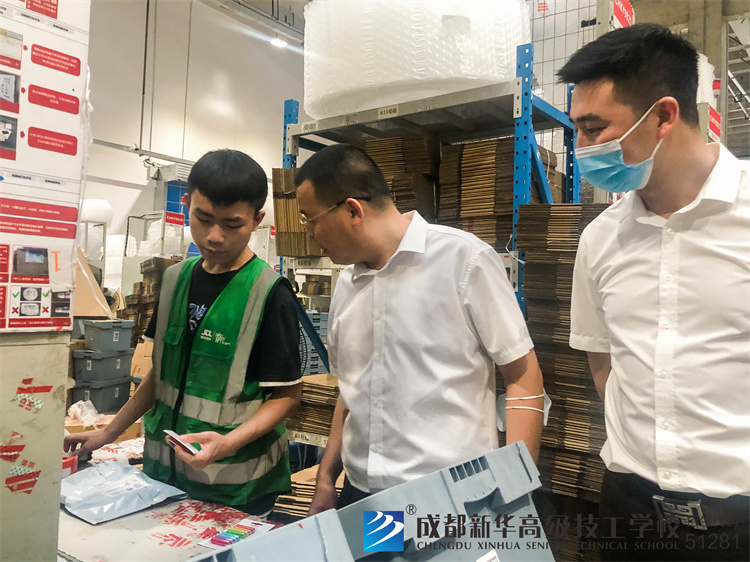 学校领导对京东就业学子回访