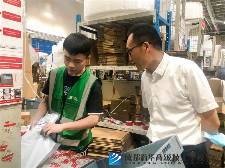 学校领导对京东就业学子回访