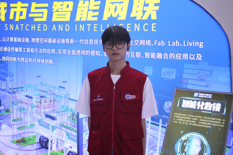 图为刘旭东同学