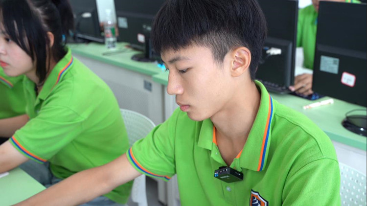 图为李仗英同学