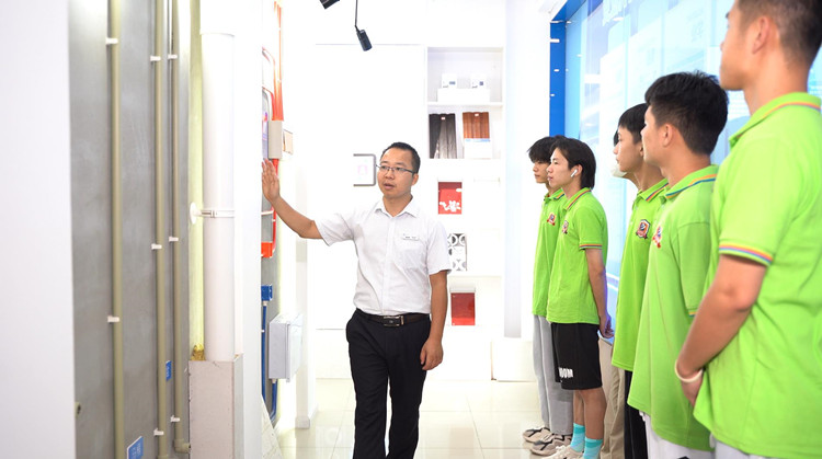 图为李宗伟老师