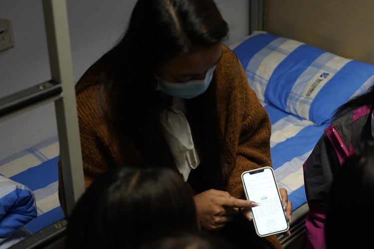 图为新华陈诗璐老师疫情工作